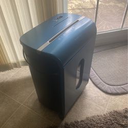 BRAND NEW 14 PAGE PAPER SHREDDER/ pull out bin, 