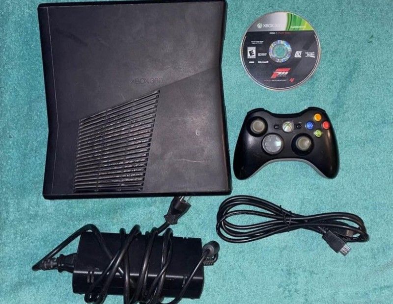 XBOX 360 CONSOLE WITH VIDEO GAME CONTROLLER & CORDS