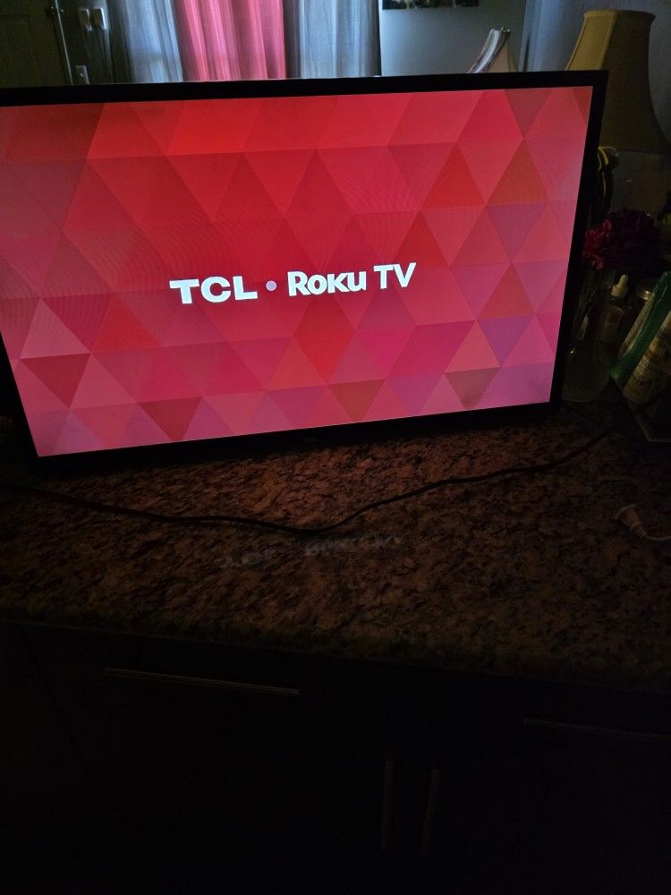 32 In TCL Roku Tv And Wall Mount