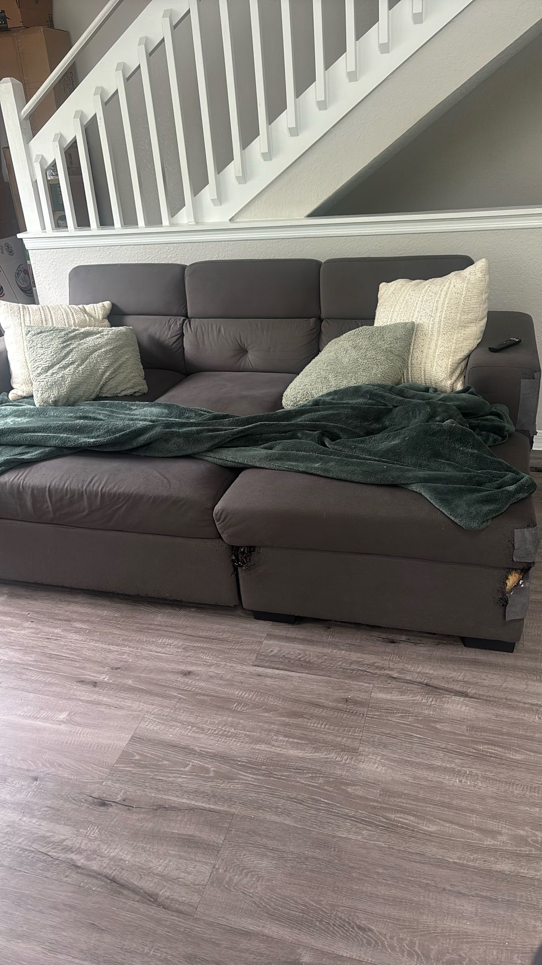 Couch 200$ Cash only