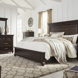 Brynhurst Dark Brown Panel Bedroom Set

