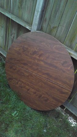 Round dining table