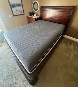 Solid Cherry wood Sleigh Bed Frame w/ Box Spring – Queen – Excellent Condition