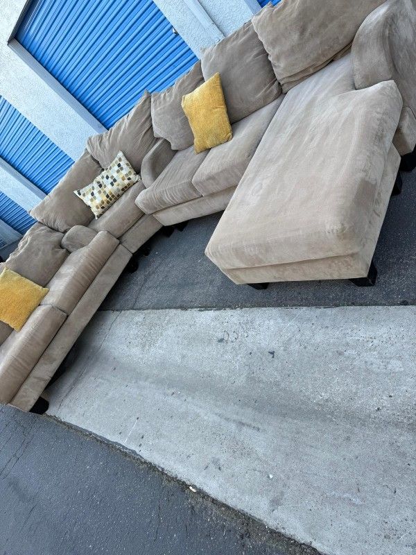 Comfortable Sectional Couch π Very Nice π