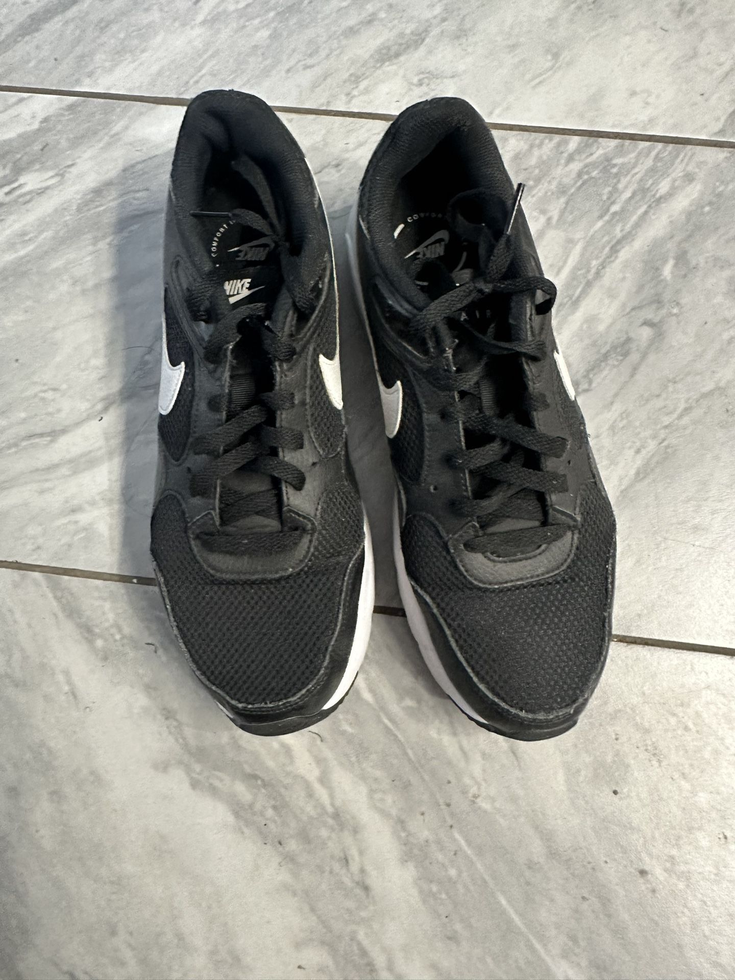 Size 10.5 Nike men’s Air Max SC