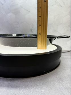 (1) Enameled black paella pan black with white speckles, The pan is made of enameled steel, which prevents rust and simplifies cleaning compared to tr
