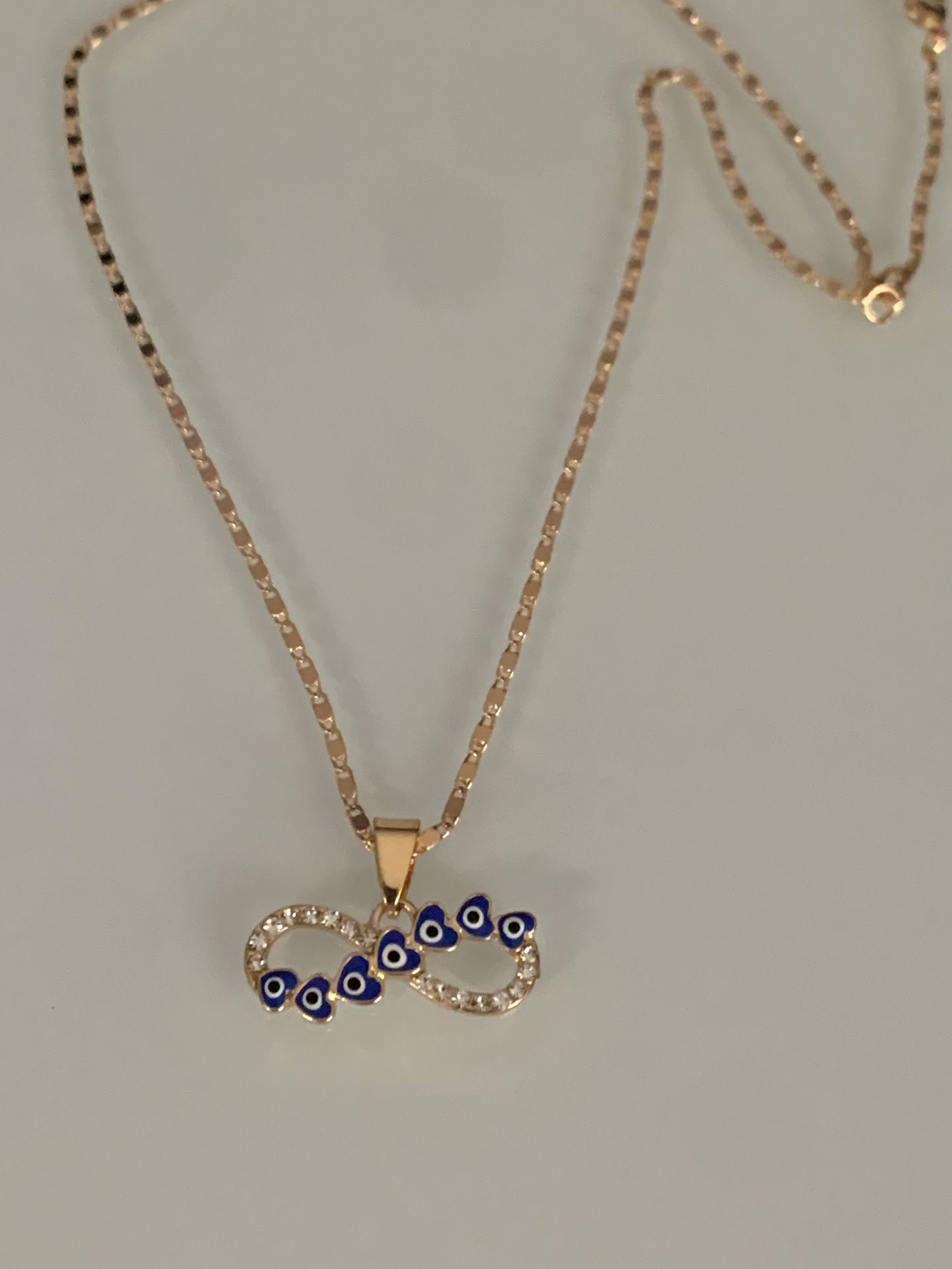 Chain and medal in gold plated infinity style