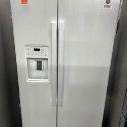New Open Box GE White 2 Door Refrigerator Ice And Water