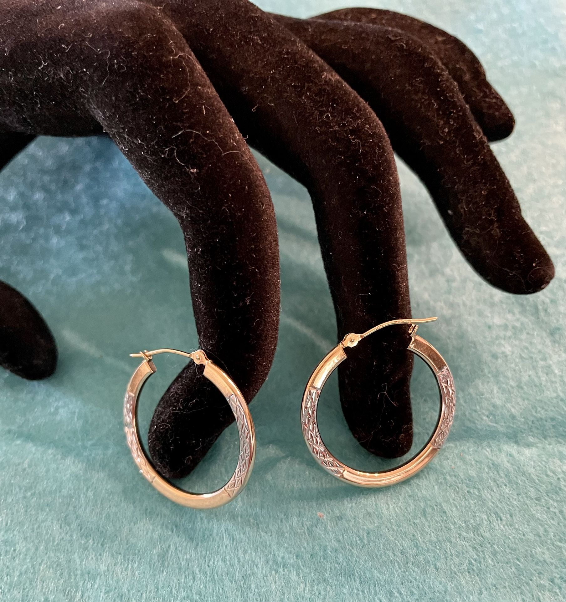 Vintage Pre-owned 14K White accent and Yellow Gold Hoop Earrings