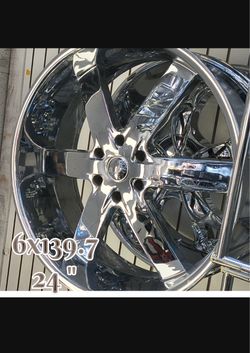 Nothing looks cleaner than a fresh set of 24s! 🛞🔥 ​⚡ Size: 24" 💥 Bolt Pattern: 6x139.7 🛻 Fits: Chevy Silverado/Tahoe, GMC Sierra/Yukon, Cadillac E