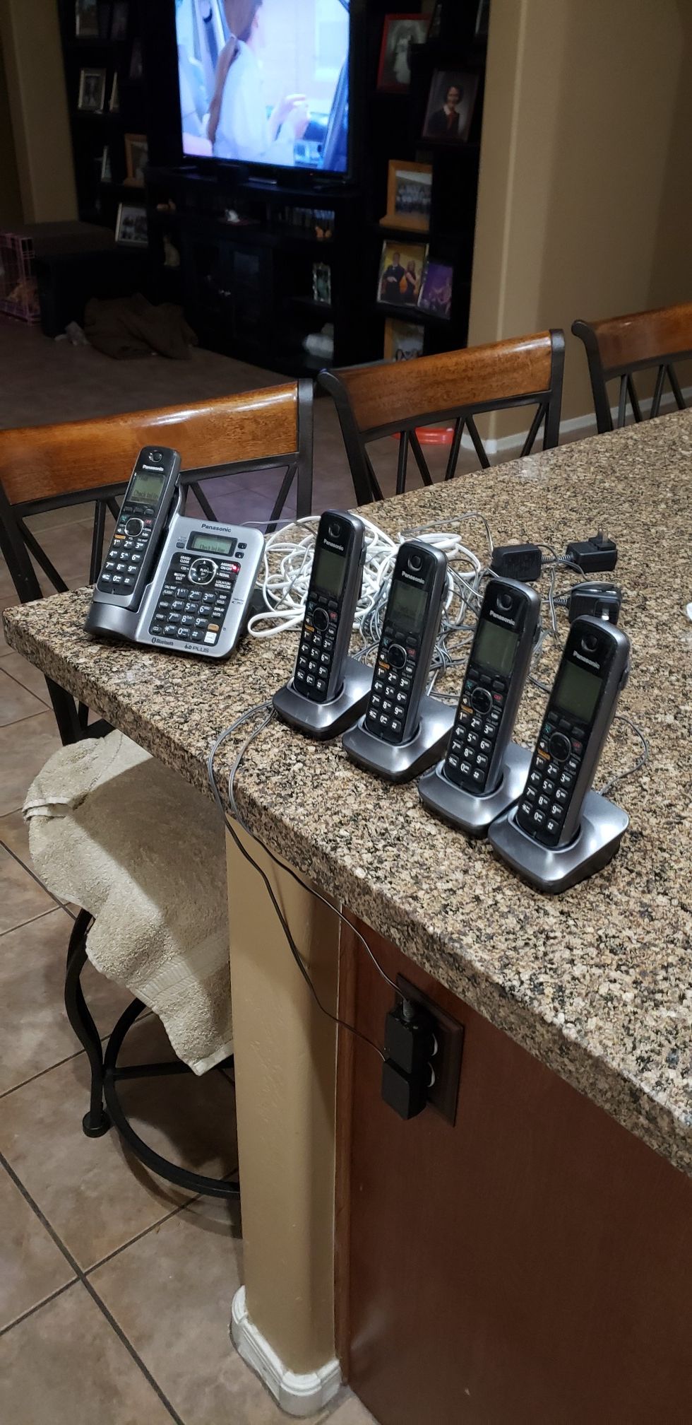 Panasonic 5 cordless phone set up with answering machine for Sale in Mesa, AZ OfferUp