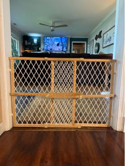 Baby gate or pet gate