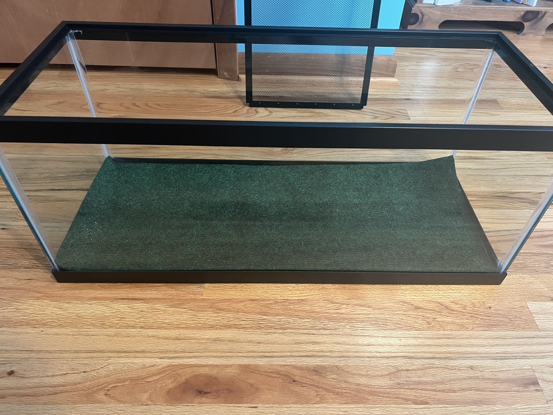 20 Gal. Aquarium/Terrarium with substrate and wire mesh lid