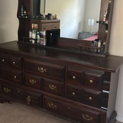 Cómoda De Madera Antigua