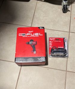 NEW Milwaukee M18 FUEL 1/2" Hammer Drill (2904-20) + M18 CP2.0 Battery