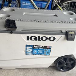 igloo cooler on wheels - 90 qt.