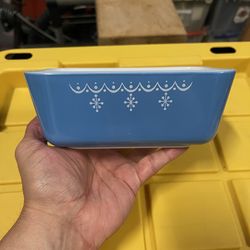 vintage Pyrex refrigerator dish featuring the "Snowflake Garland" or "Snowflake Blue" pattern, which was produced between 1972 and 1975.  Pattern: Whi