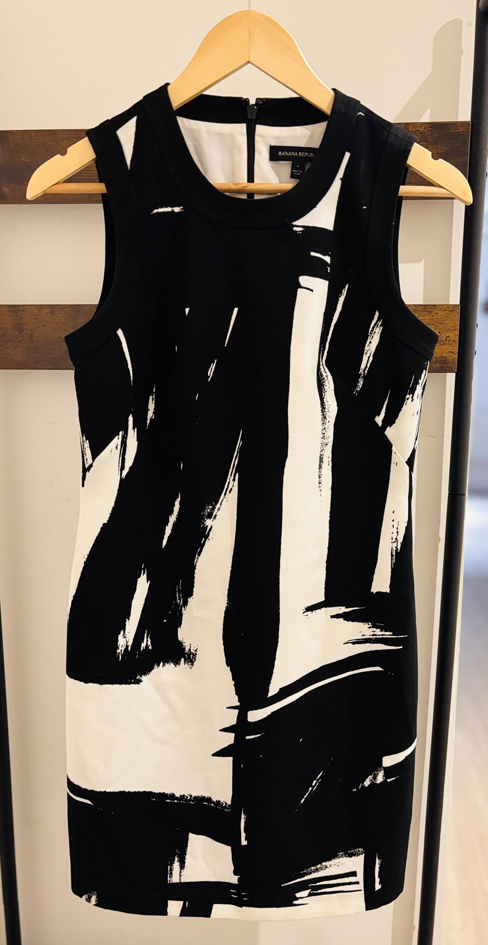 Banana Republic Sleeveless Black and White Dress Size 4