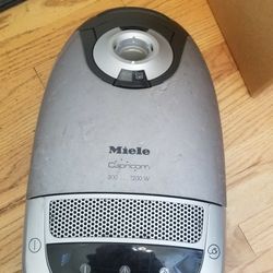 NEW cond MIELE POWER HEAD AND CANISTER  , WORKS EXCELLENT    IN THE BOX 
