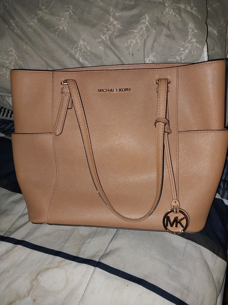 Lady's Michael Kors Pocketbook Handbag 75 Dollars