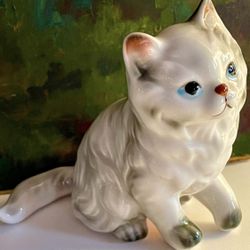 Collectible Persian cat figurine. Excellent condition.