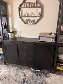Dresser/ cabinet