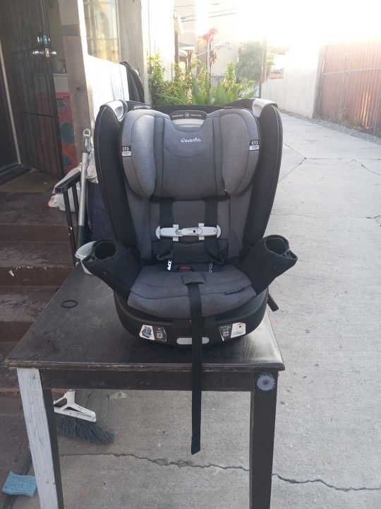 Evenflo Carseat. Revolve360 Extend Grey With Black Triming