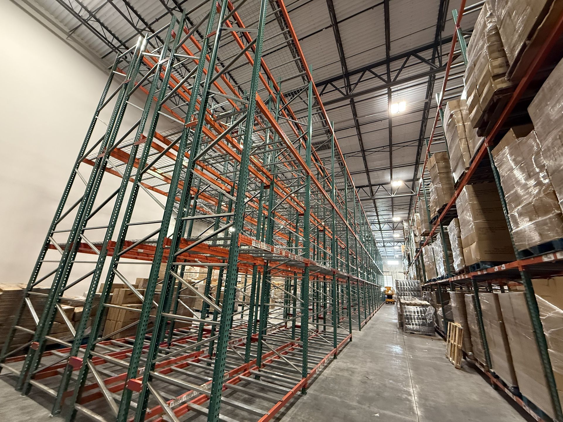 Industrial Teardrop Pallet Racking Beams, Upright, Wire Deck, Material Handling Shelving Warehouse Equipment