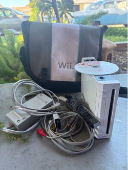 White Wii and Tote Bag (All Cables Included)