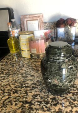 Animal urn