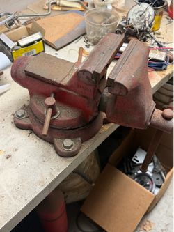 Vice grips for table