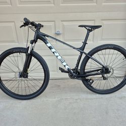 TREK MARLIN 4 MOUNTAIN BIKE, 29ER (LARGE FRAME)