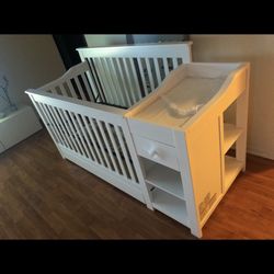 DaVinci Baby Crib With Changer And Shelves 