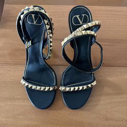 Valentino Garavani Rockstud Sandals – Black & Gold