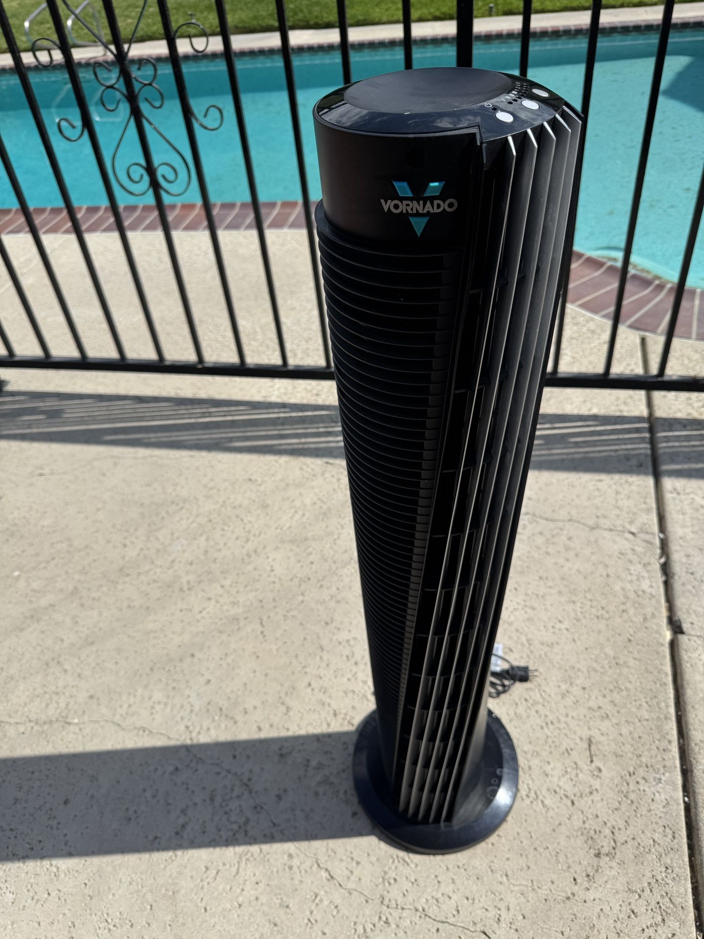 Vornado 184 41 in. Full-Sized Whole Room V-Flow Tower Circulator With 1-8 hour timer
