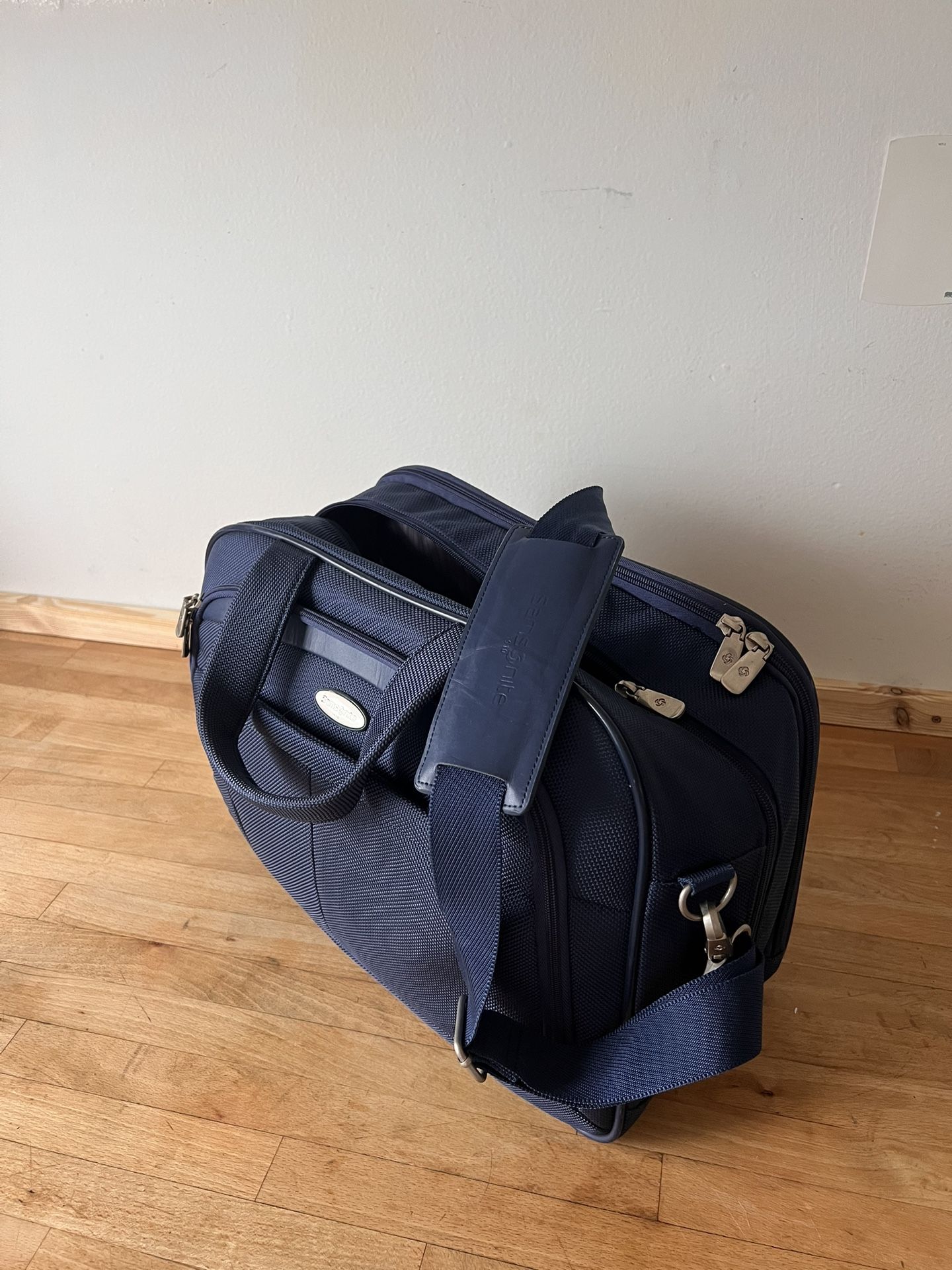 Samsonite Cordoba Messenger/ Carry On Bag