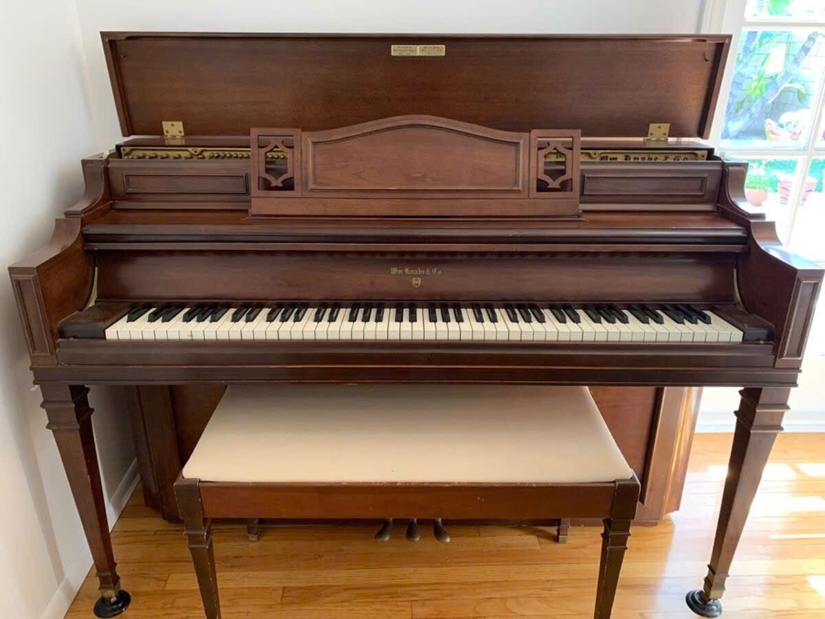 USED BLACK PIANO - VERY GOOD