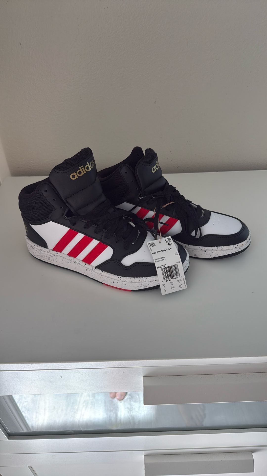 Brand New Adidas Size 6 Youth
