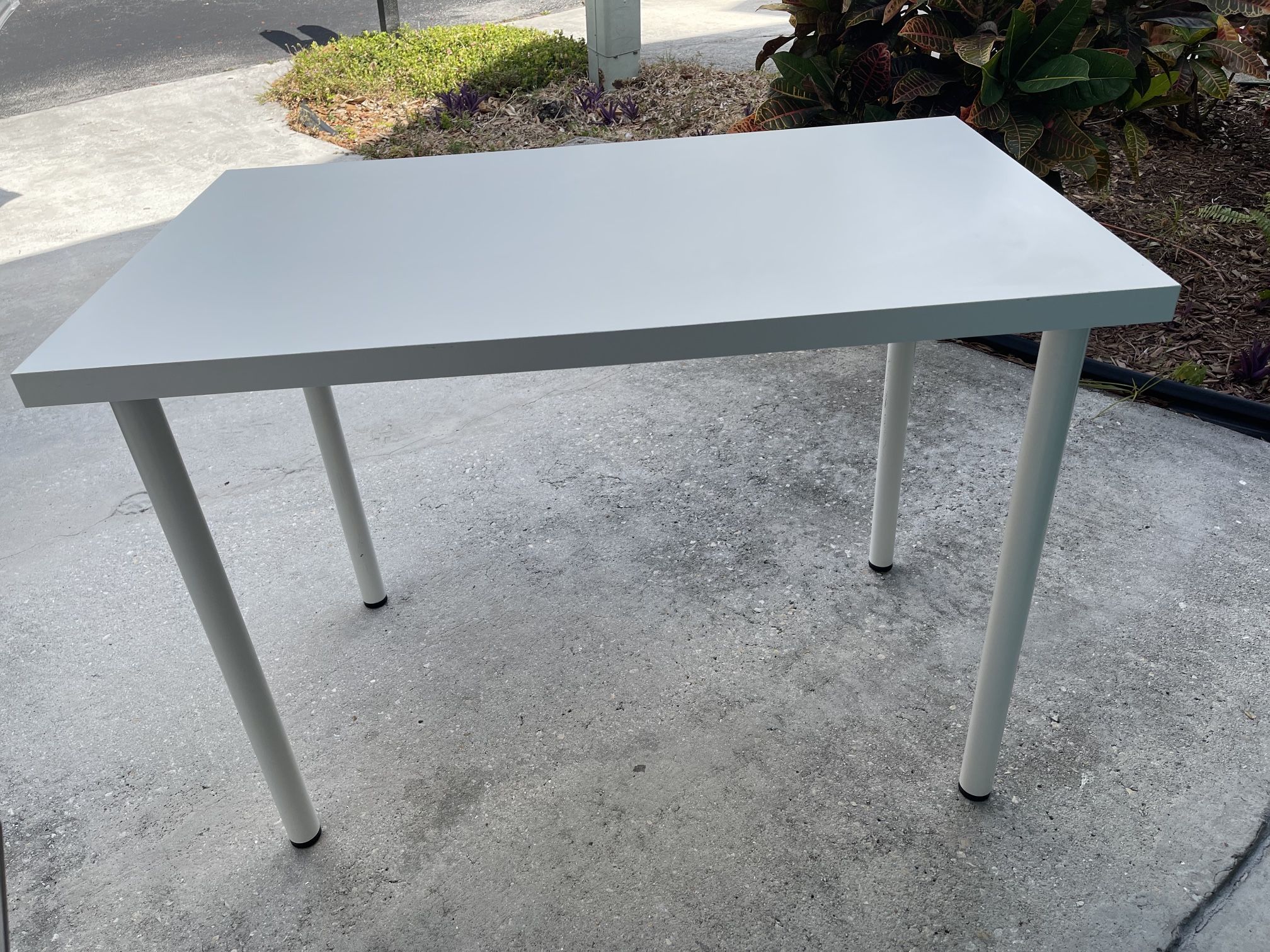 Ikea Desk 39”1/2W X 24”D X 29”H In Good Condition $25 Firm On Price