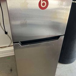 DANBY 4.2 CU FT TOP MOUNT FRIDGE