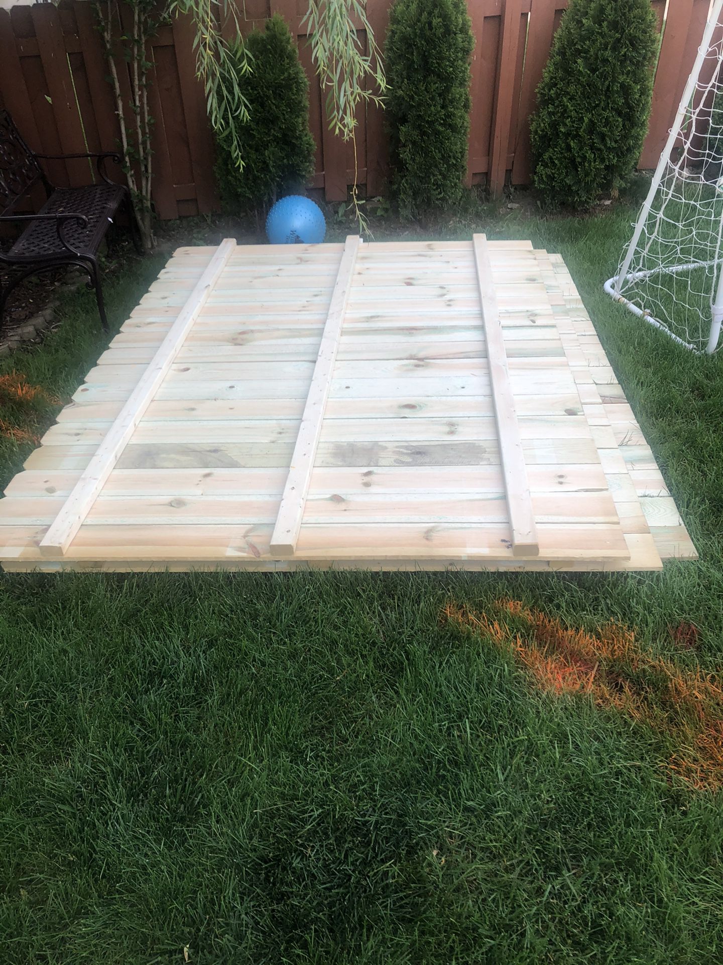 2 panels of fence 6x8 and 1 post for sale