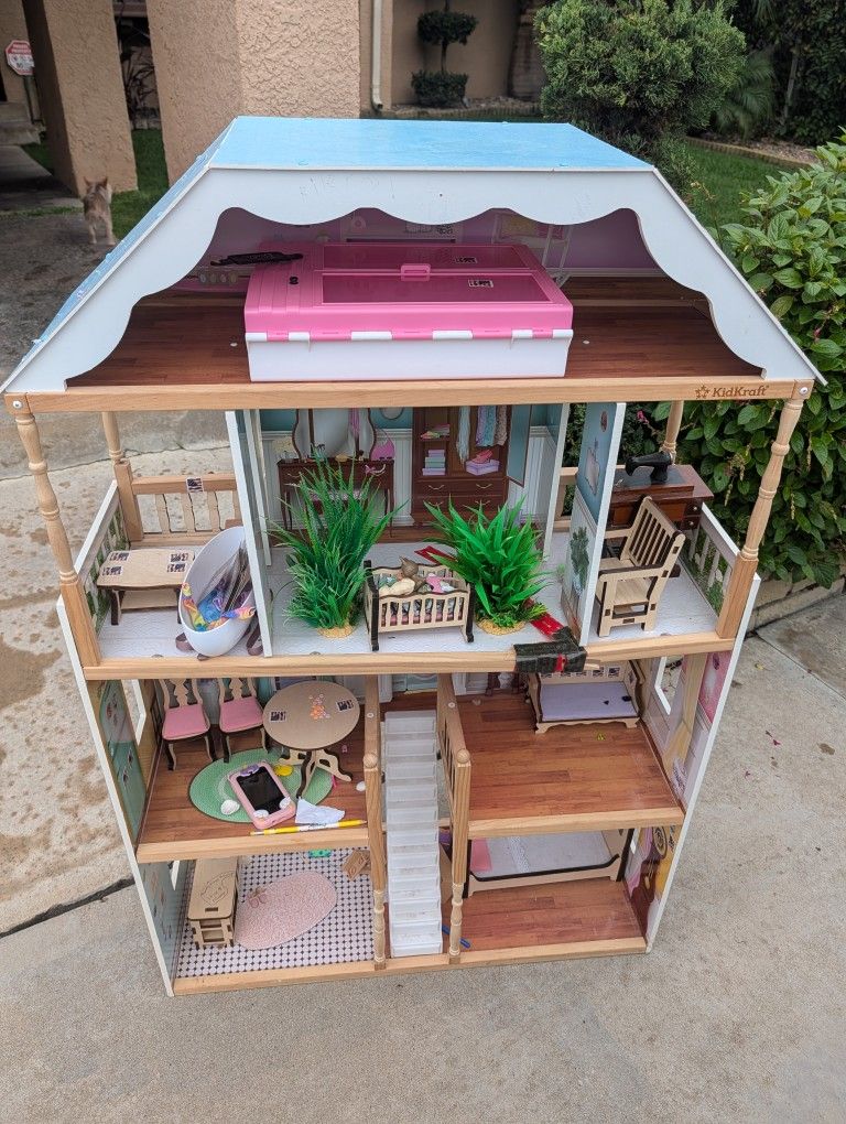 Free Dollhouse