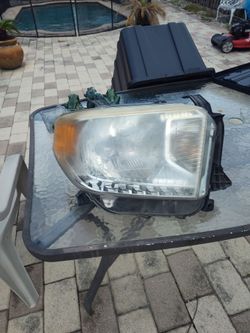 Head light Toyota tundra 2016