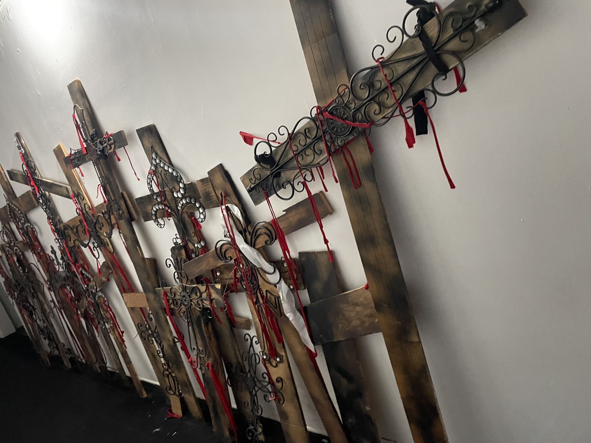 Crosses Cementery Decor Halloween Hunted House Decor All Of Them For Sale Together , The Taller One 6 Feet , 18 Pieces Wood And Metal