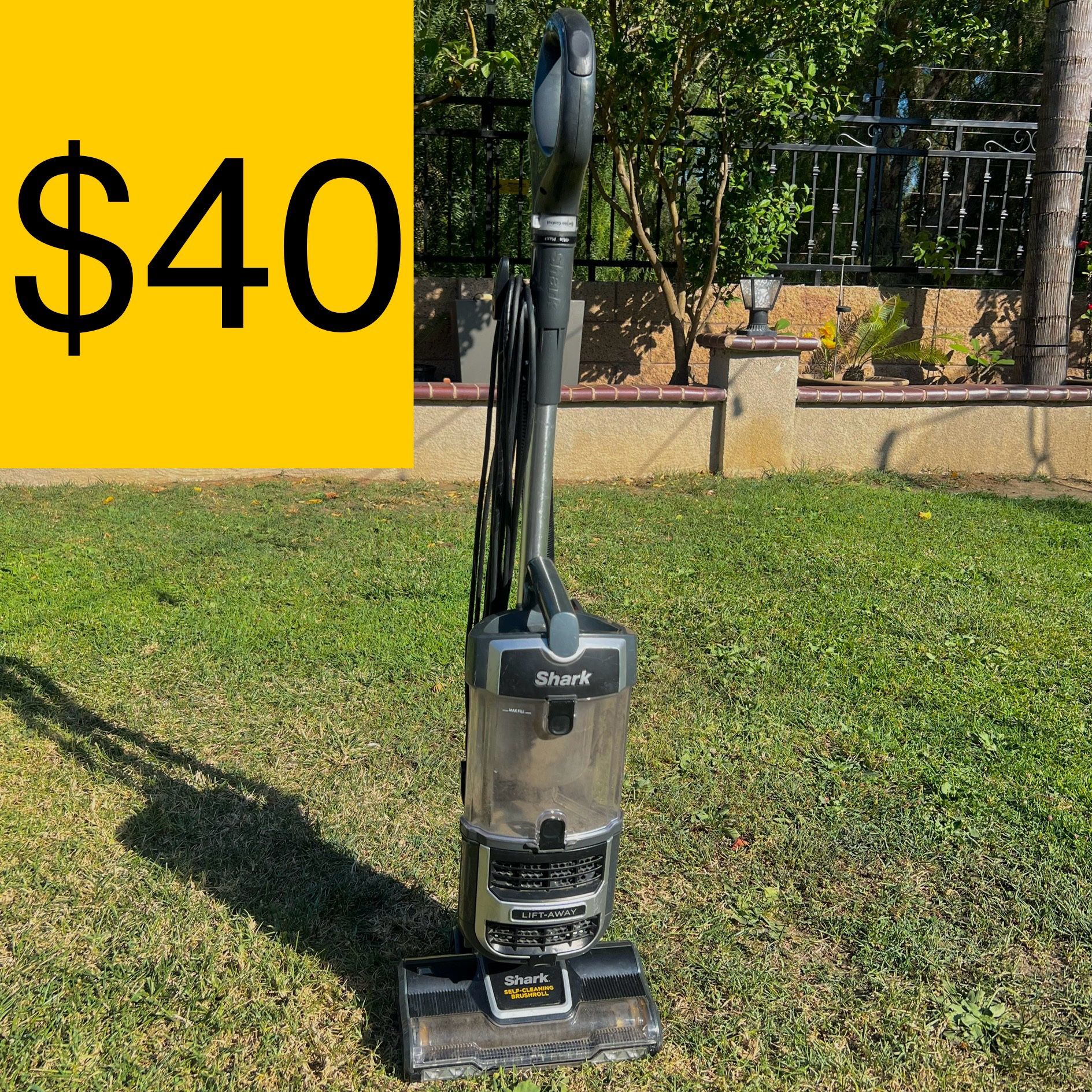 SHARK UV725 NAVIGATOR LIFT AWAY UPRIGHT VACUUM (RETAILS $180+, SELLING FOR $40)