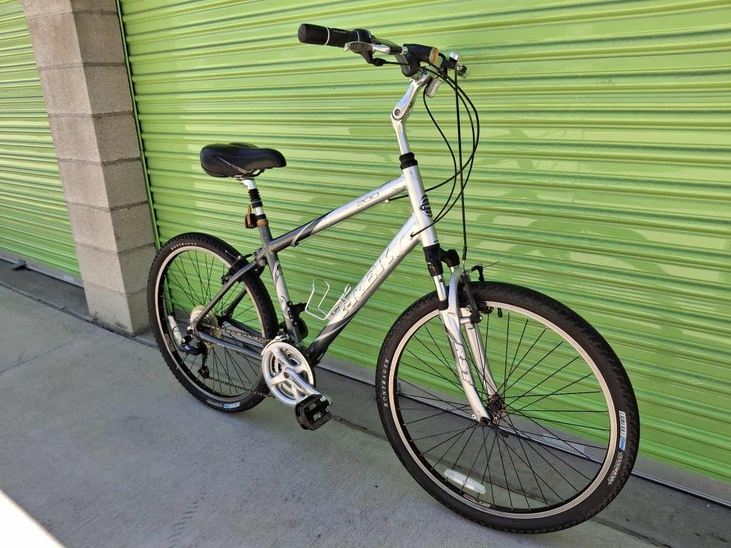 TREK HYBRID BIKE 21 SPEEDS TIRE 26 SIZE L