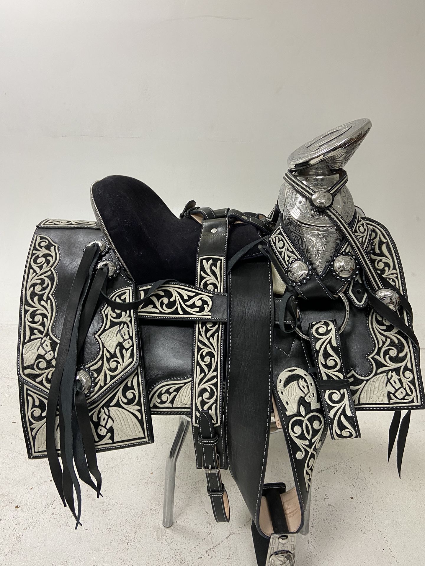 Nueva Montura Charra Super Pitiada Original Con Herrage Y Fuste Plateado