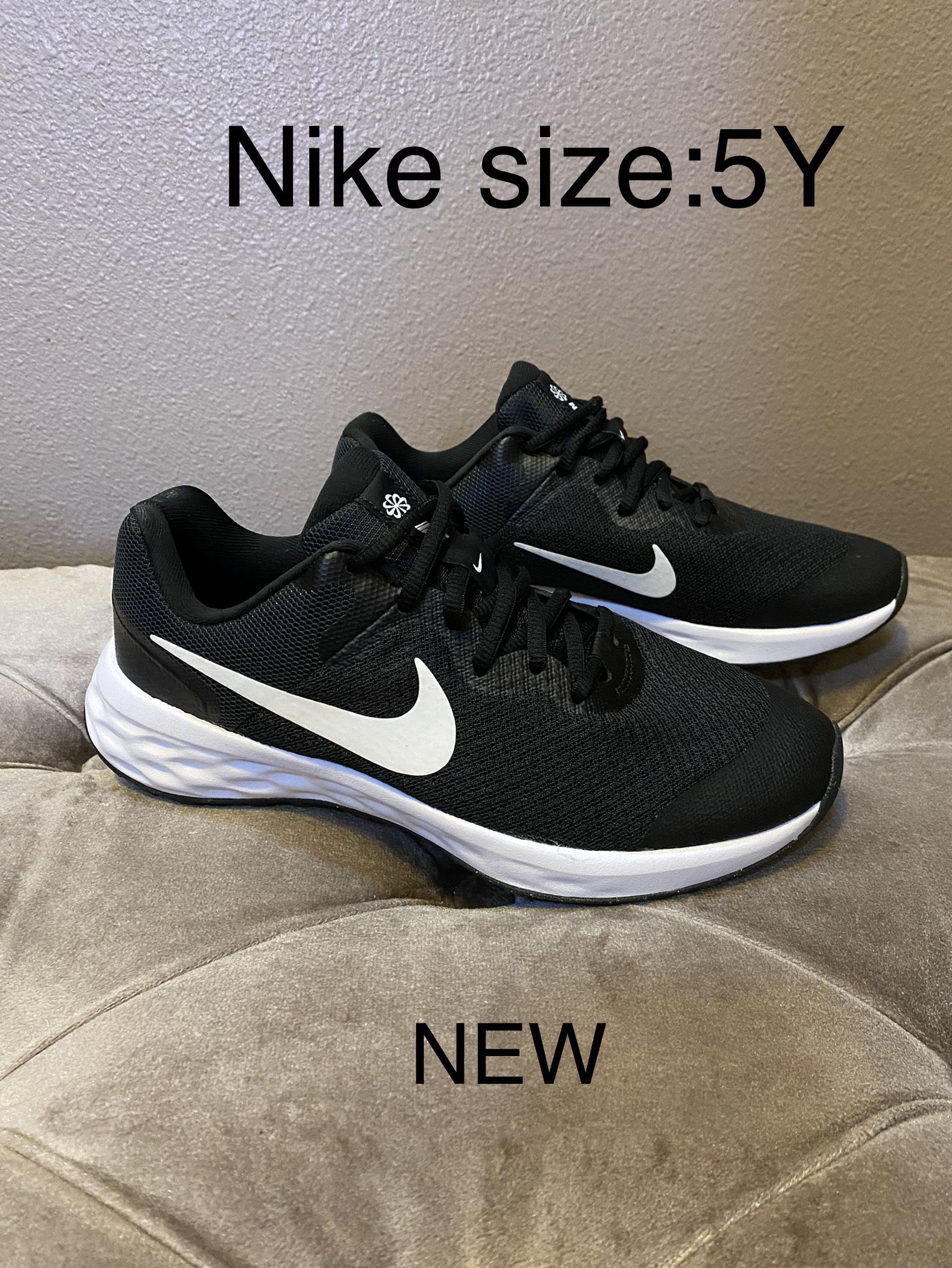 New Shoes Nike size 5 Y Boys shoes