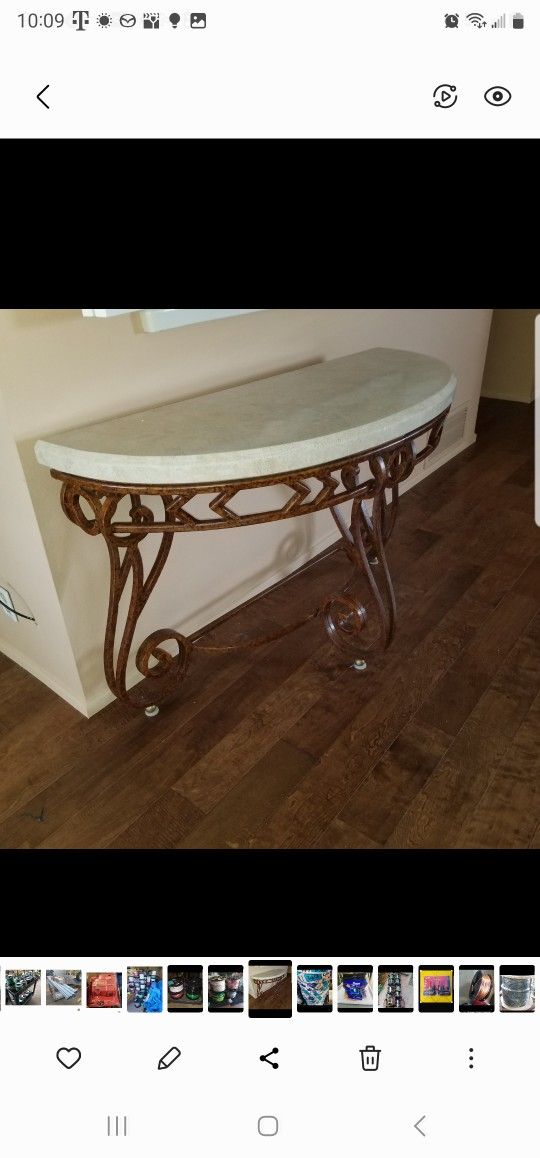 Beautiful End Table New Condition Marbel Top