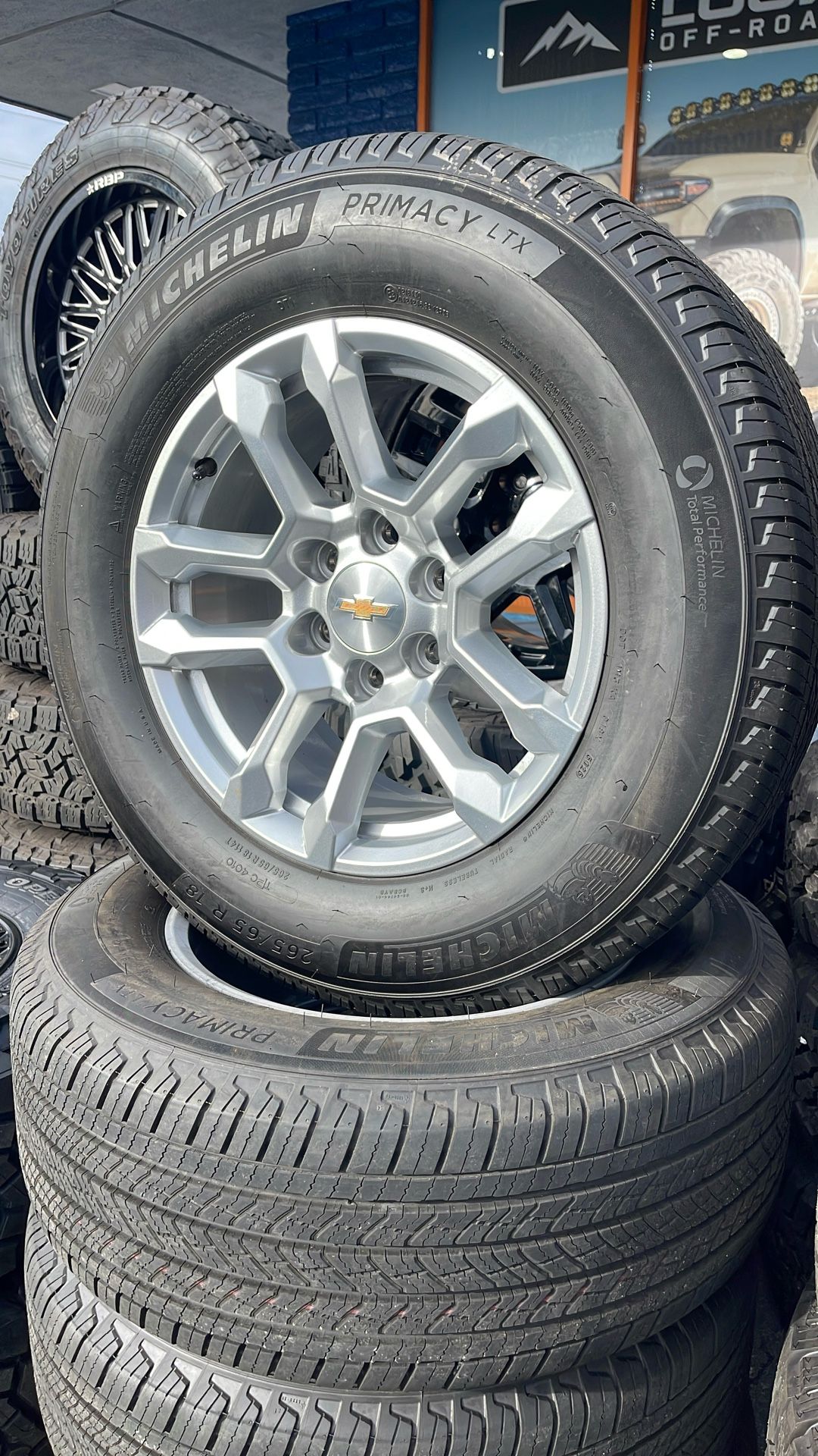 OEM LIKE NEW Chevy 18”